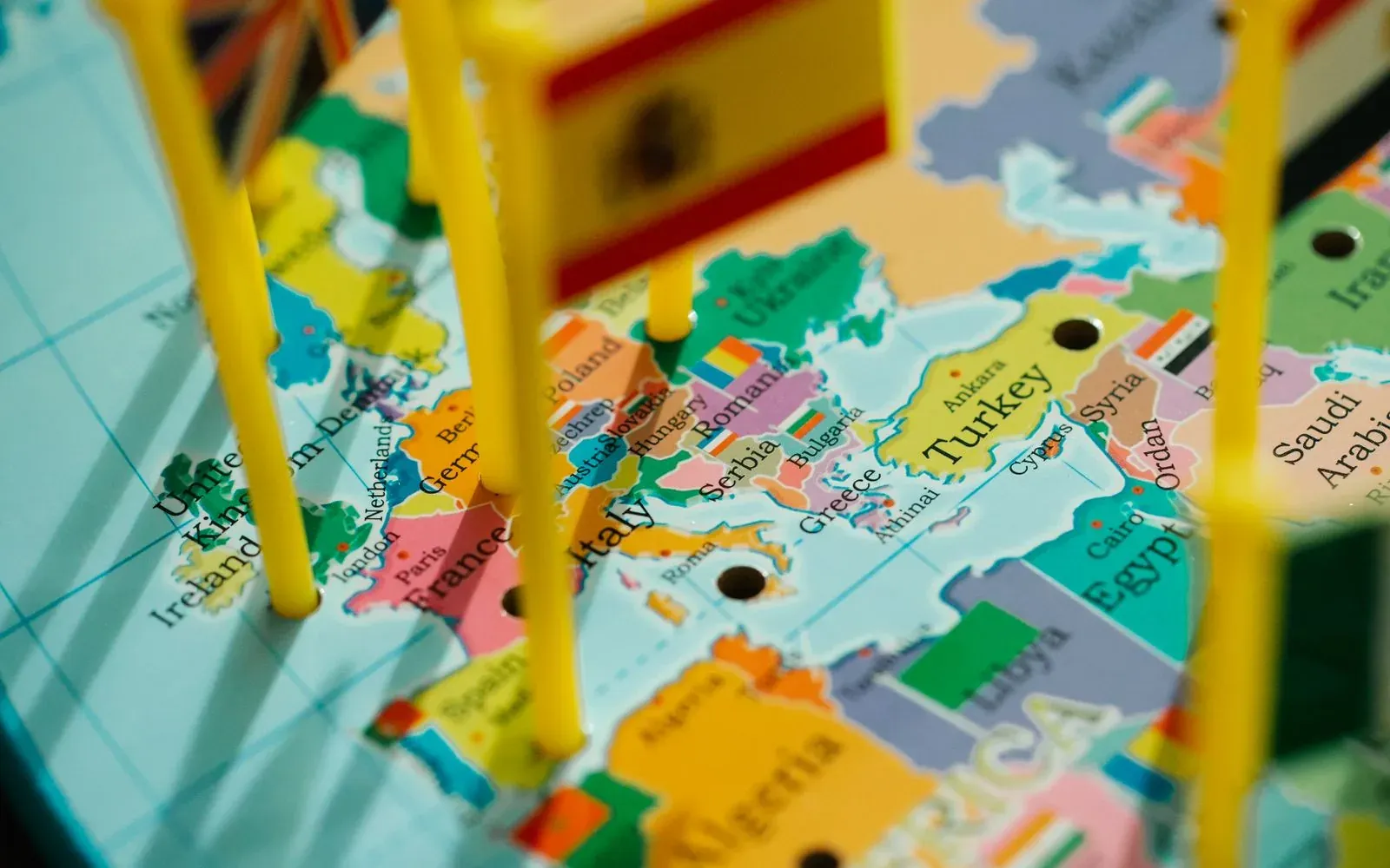 Petits drapeaux plantés sur une carte du monde, Europe au premier plan