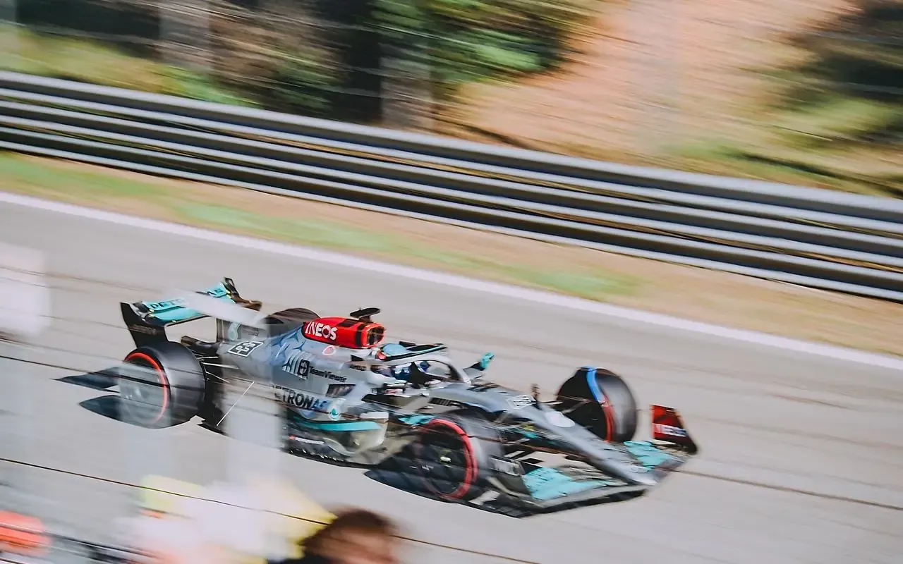 Monoplace de Formule 1 en vitesse sur un circuit, filé de mouvement