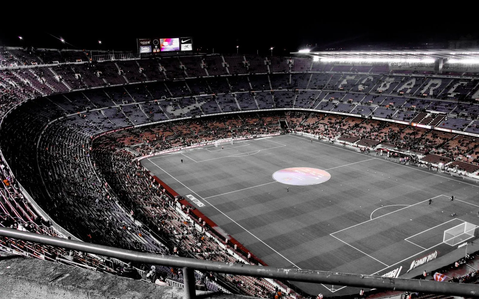 Vue aérienne des tribunes garnies et de la pelouse d’un grand stade de football